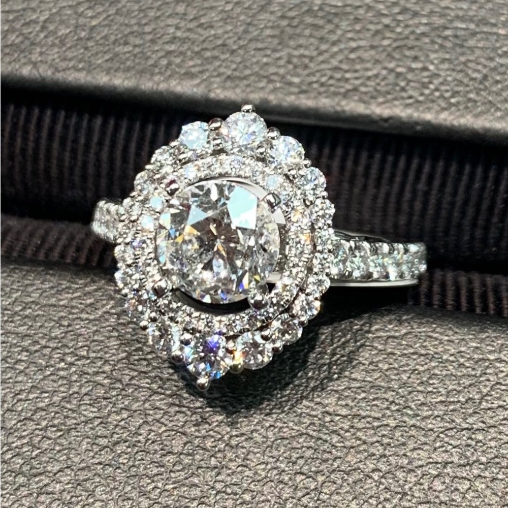 ✨LIMITED EDITION - STUNNING DIAMOND ENGAGEMENT RING✨